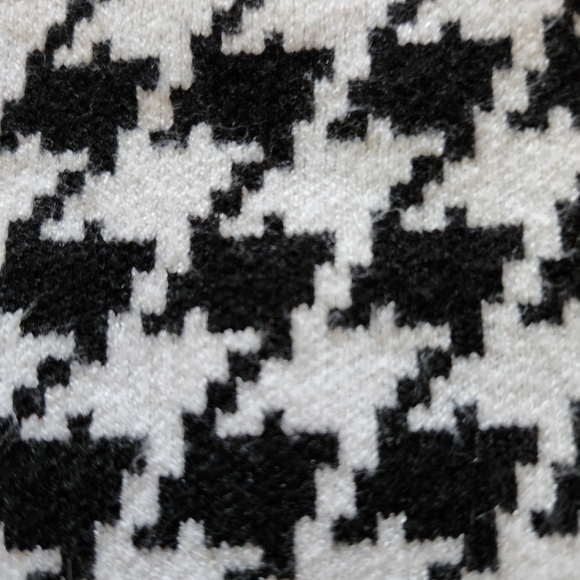 Knit houndstooth hight-waisted pencil skirt in size Large - Picture 6 of 10